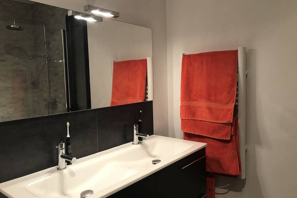 Unique Modern Villa in Marseillan, private heated pool, 4 double bedrooms and Ac in Marseillan, Côte méditerranéenne (France)