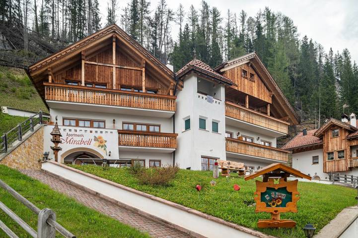 Entire apartment, Apartment 'Apartments Mirabell Nicole' with Mountain View, Shared Terrace and Wi-Fi in Livinallongo del Col di Lana, Dolomiti Superski