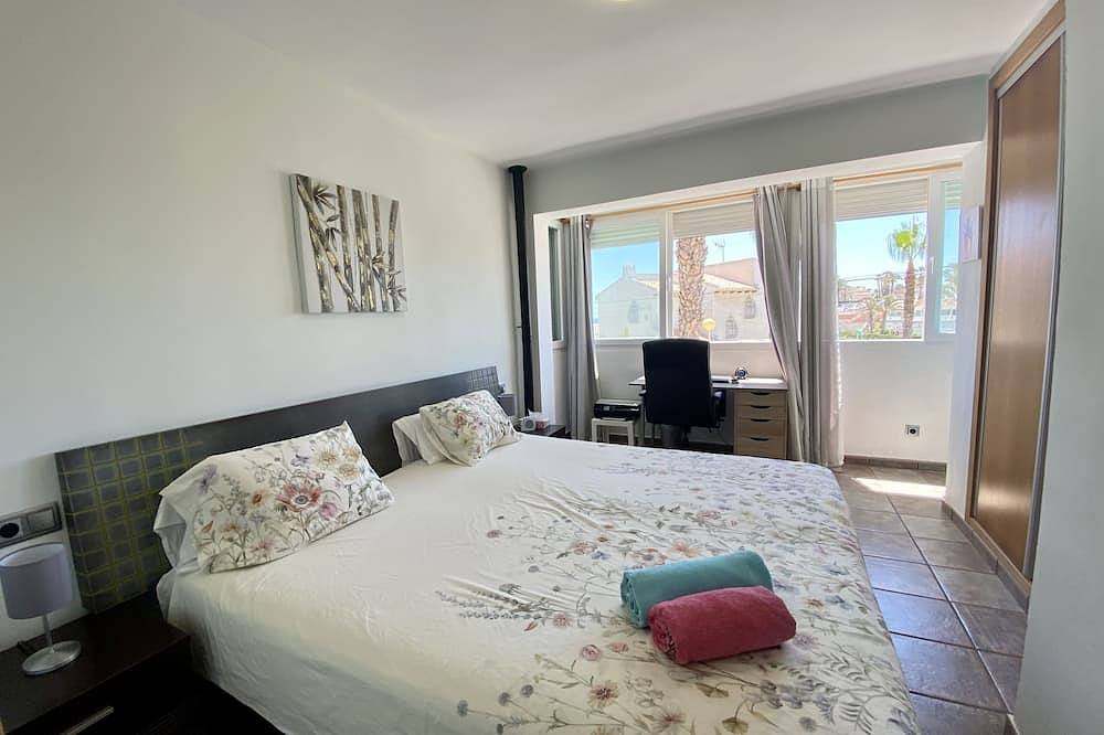 Beach House sleeps 6 with 3 Terraces,  Jacuzzi Hot Tub,  Full Air con , Wifi in Playa Cala Bosque (Orihuela), Orihuela