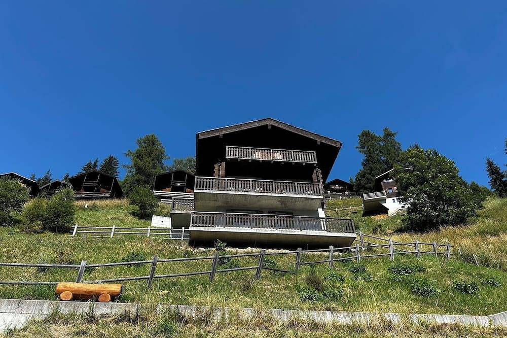 Chalet 5 pièces très confortable pour  8 personnes : 1er étage : Living avec fourneau à bois - cuisi in Grimentz, Anniviers