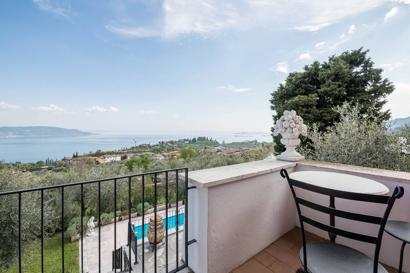 Beautiful "Villa Bianca" with Lake View, Pool, Wi-Fi, Balcony & Terrace in Toscolano-Maderno, Garda Mountains