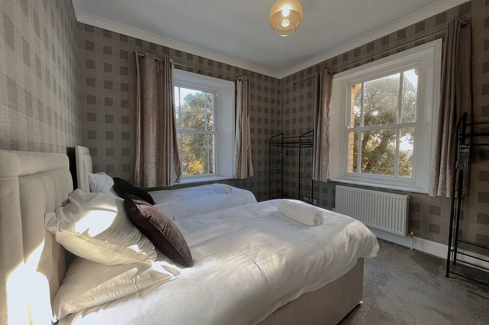 Luxury Group Retreat | 20 Guests | Hot Tub + games room in Barnstaple, Devon