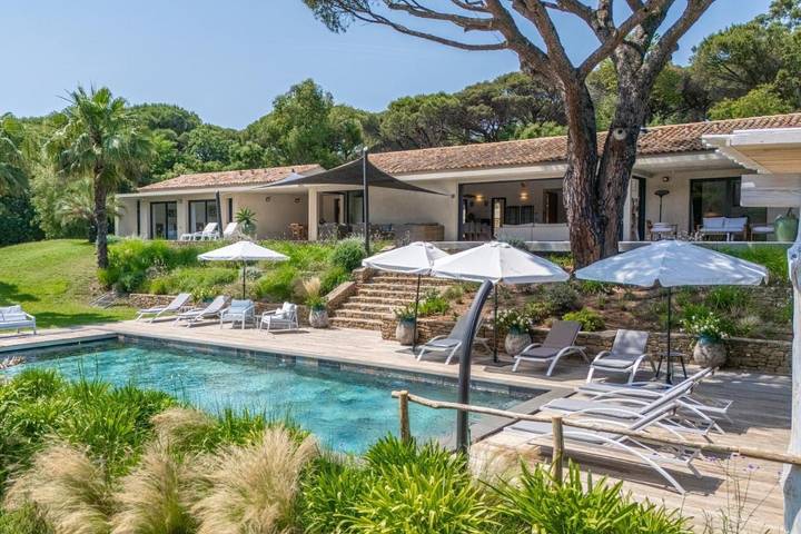 Location de vacances pour 10 personnes, avec jardin et piscine, animaux acceptés dans Phare De La Garoupe Antibes