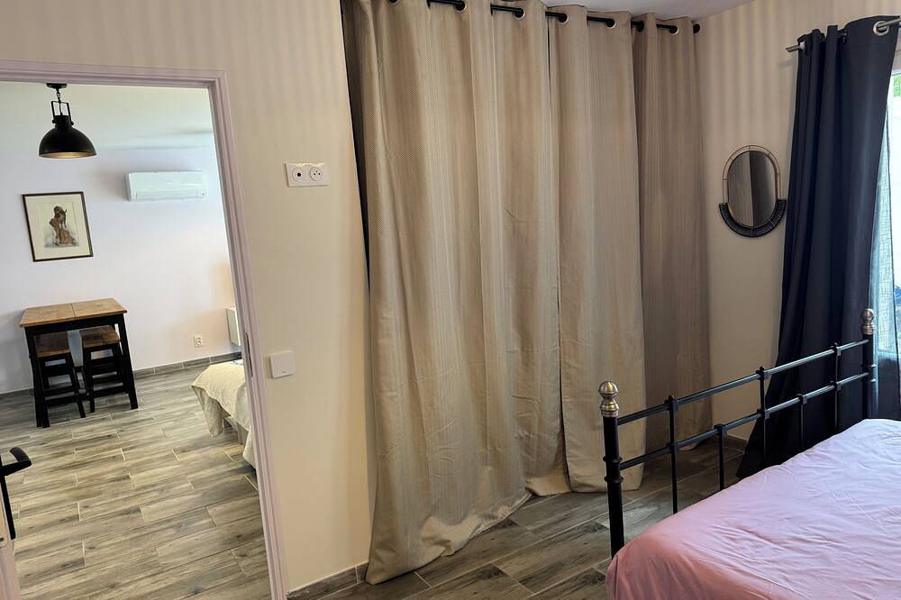 Entire apartment, Lodging in the middle of the meadows (Alpilles, Eygalières, Provence), pets welcome in Plan-d'Orgon, Arles region