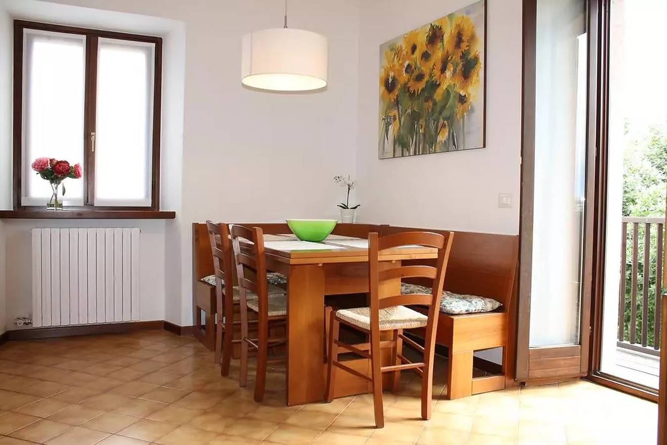 Appartamento intero, Appartamento "Girasole" con balcone, aria condizionata e Wi-Fi in Ceole, Riva del Garda