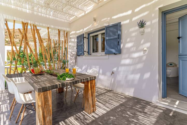 Appartamento in hotel "Ow Andros Luxury Suites 1" con vista sulle montagne, terrazza privata e Wi-Fi in Andros
