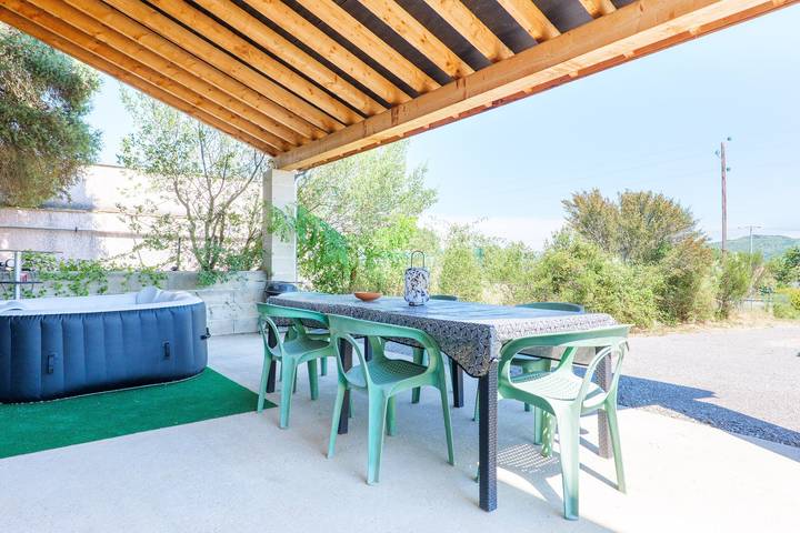 Gîte pour 8 personnes, avec Jacuzzi en Ardèche