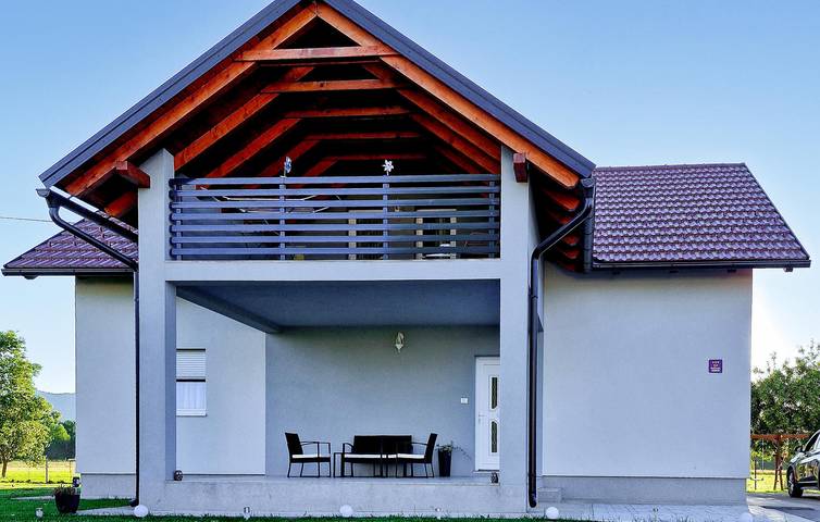 Gemütliche 240 m² große Wohnung mit Terrasse und Pool, 800 m vom Fluss Bogdanica entfernt in Gospitsch, Lika-Senj