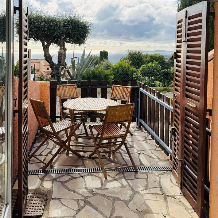 Gîte pour 4 personnes, avec terrasse ainsi que vue et piscine dans Office De Tourisme De La Croix Valmer