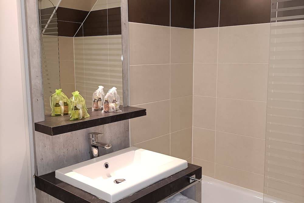 Entire apartment, Studio terrace in Residence with swimming pool C65 in Salies-de-Béarn, Béarn