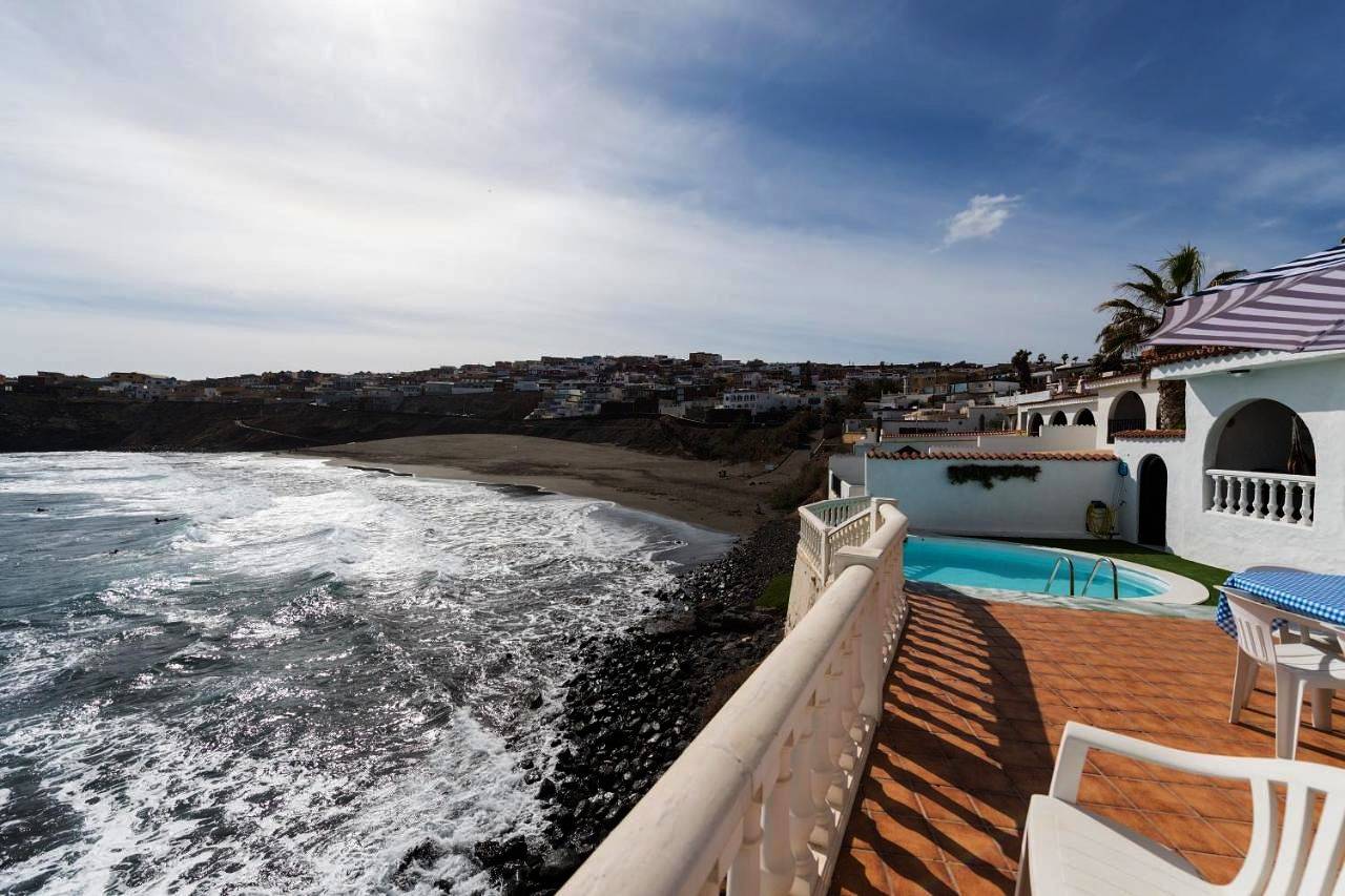 Villa Coki Deluxe - First line of the beach in Playa del Hombre, Telde
