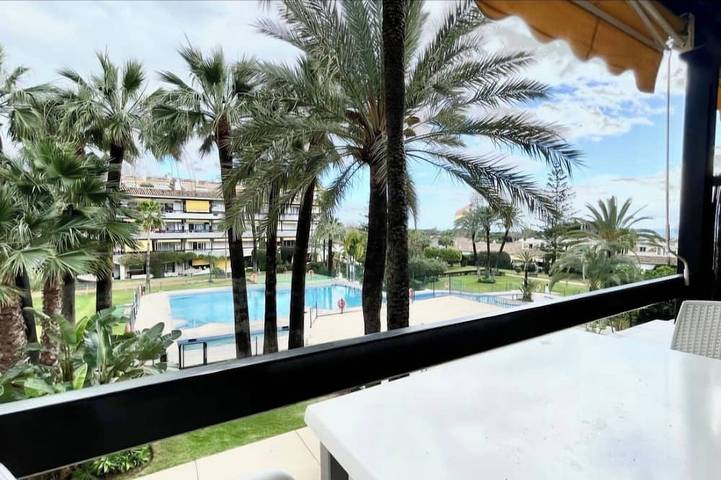 Hel lejlighed, Studio in front of the pool in Marbella West, Marbella