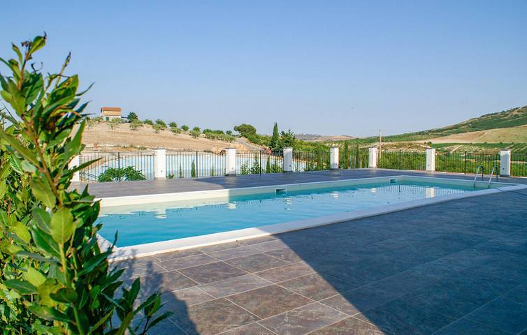Apartamento vacacional entero, Acogedor apartamento con aire acondicionado, piscina, aparcamiento y jardín in Mazzarino, Provincia de Caltanissetta