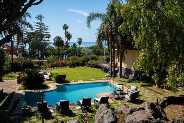 Chalet para 9 personas, con jacuzzi además de jardín y piscina - 1