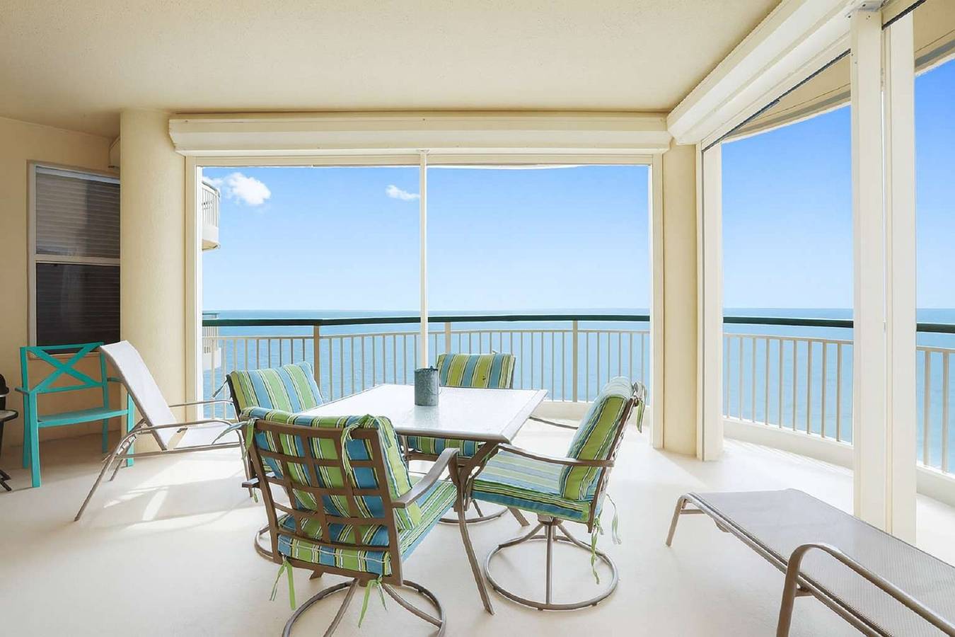 Apartamento entero, Beach Colony Resort 12 D  Sleeps 10  3 bedrooms  3 baths  Beach Front in Johnsons Beach, Perdido Key