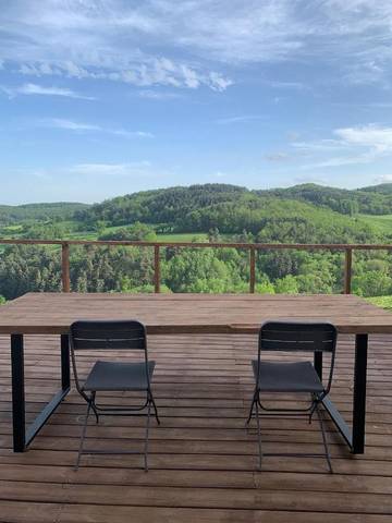 Cottage pour 6 personnes, avec terrasse ainsi que vue et jardin à Alboussière
