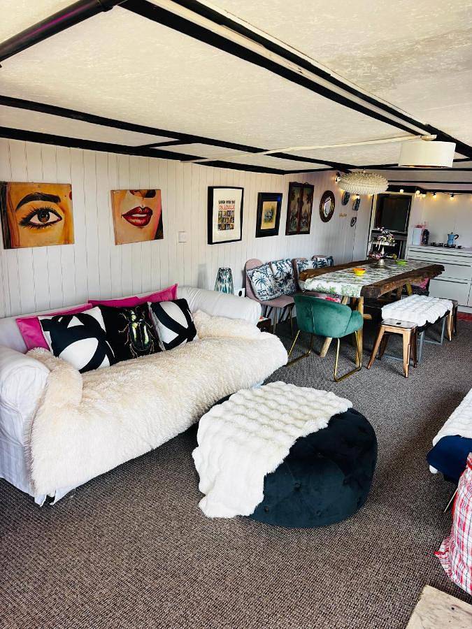 Holiday rental for 6 people, with Balcony and Terrace as well as Garden and Lake view in Hertfordshire