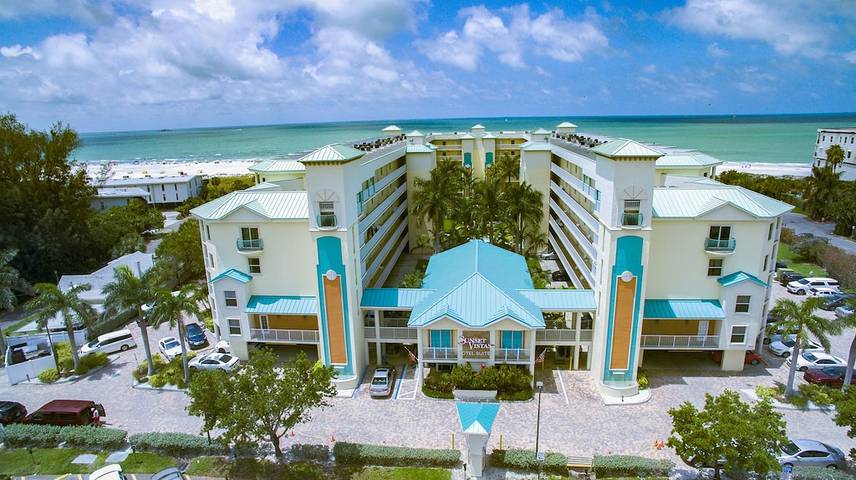 Vacation rental for 6 people, with pool and yard as well as hot tub in Florida