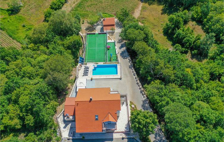 Geräumige 2-Zimmer-Wohnung mit Pool, WLAN, Terrasse und Parkplatz in Makarska Riviera