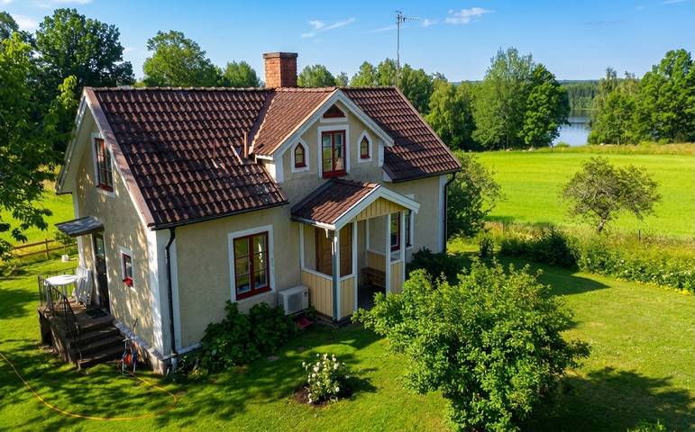 Hus för 6 Personer, med Trädgård och Sjöutsikt i Östergötland