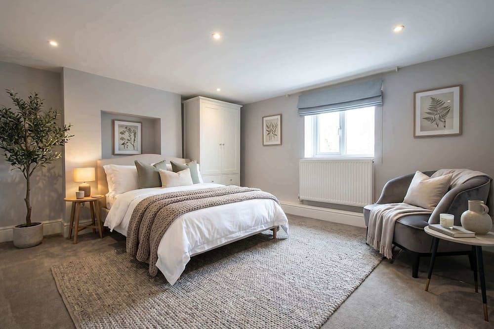 Bright 2-Bed Garden Flat, Central Guildford in Guildford, Surrey