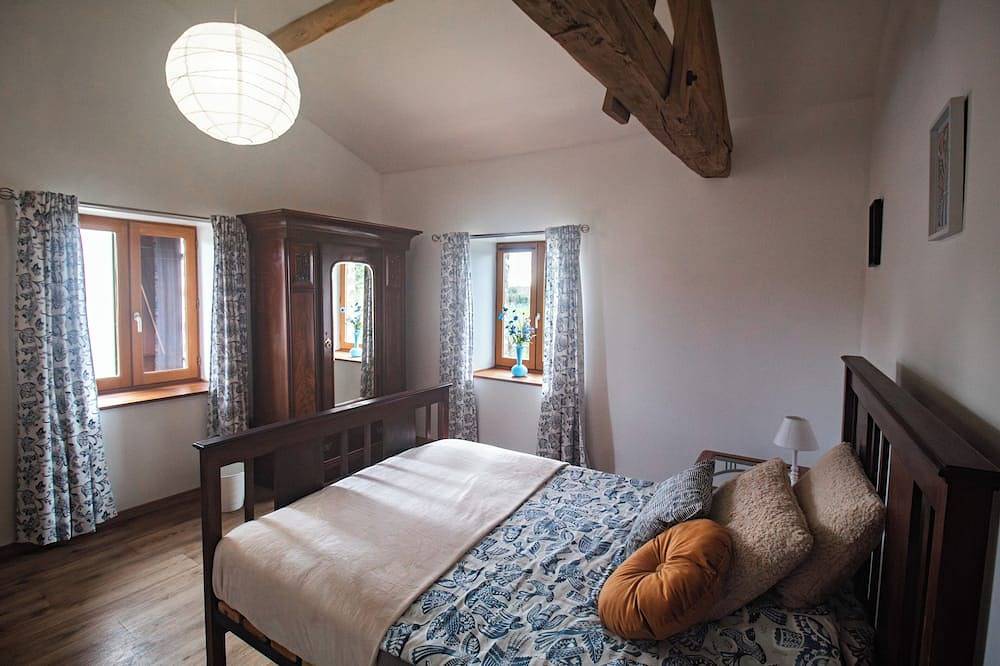 Rural vacation home with garden and 4 bedrooms in Thiat, Région de Bellac