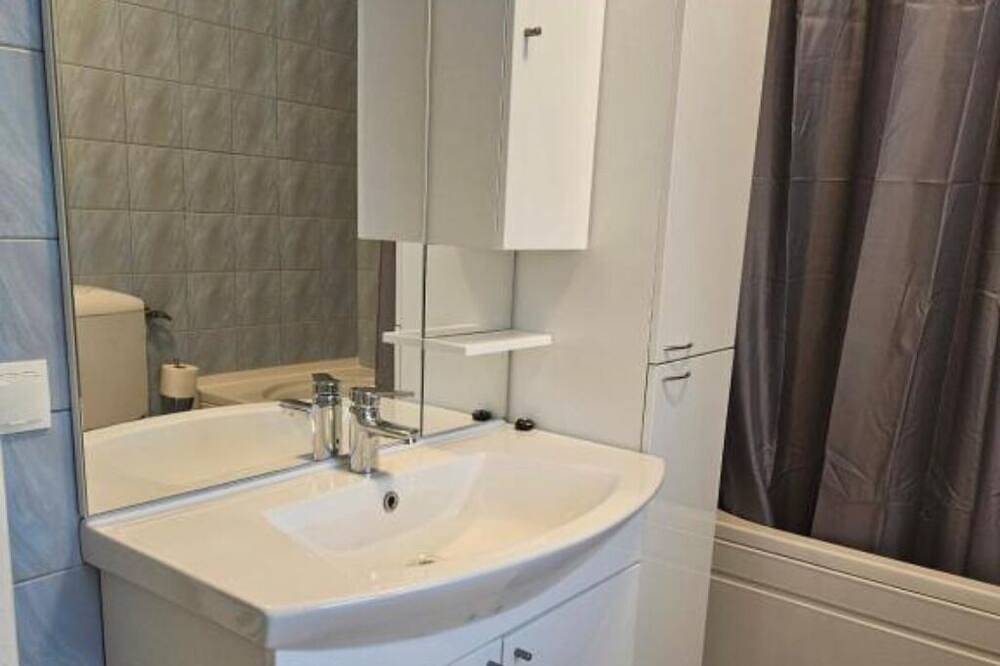 Close to highway, private parking, entire property only for you. in Slavonski Brod, Brod-Posavina