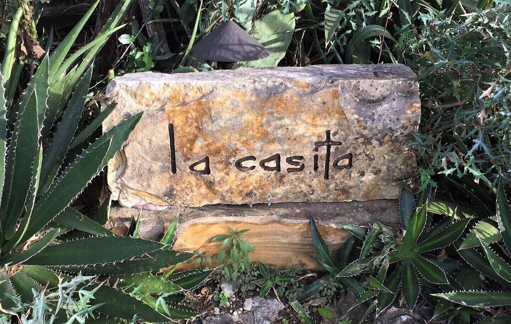 Romantische Felsenhütte, spektakuläre Aussicht auf den Fluss Frio, das Tal und die Bergkette in Concan, Uvalde County