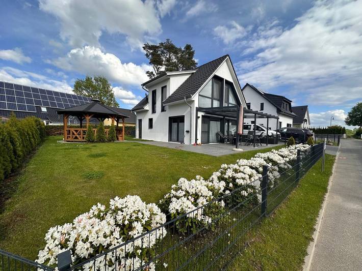 Ferienhaus für 8 Personen, mit Terrasse und Whirlpool sowie Garten und Pool am Fleesensee