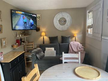 Gîte pour 4 personnes, avec piscine et balcon dans Les Carroz