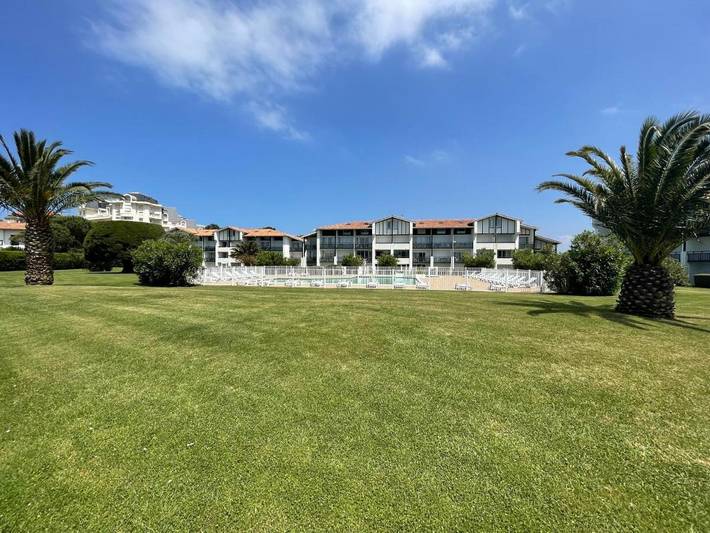Gîte pour 4 personnes, avec Balcon et Terrasse ainsi que Jardin et Piscine dans Golf d'Ilbarritz
