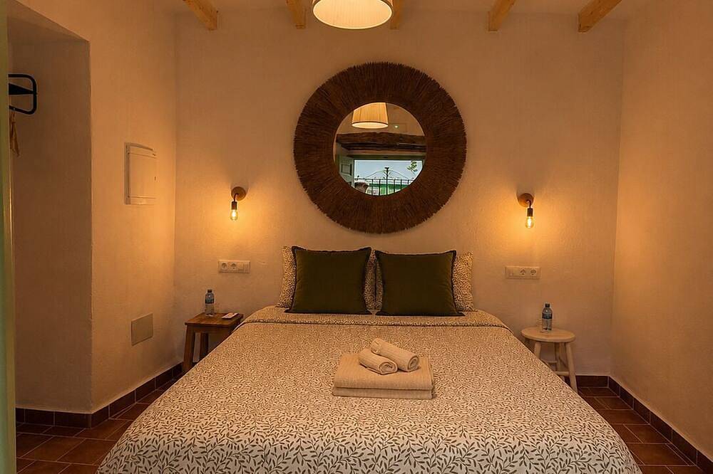 Encanto Guesthouse room 6, Rosa in Canillas de Aceituno, Cordillera Penibética