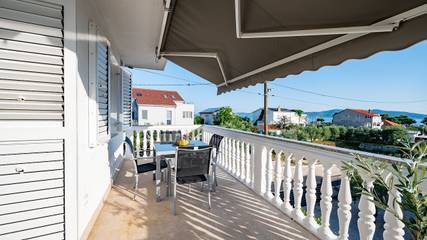 Ferienwohnung für 4 Personen, mit Terrasse und Ausblick in Sukosan