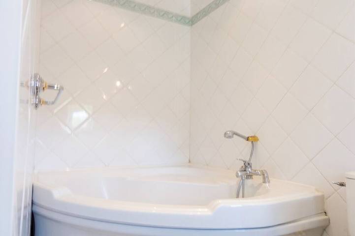 Gîte pour 2 personnes, avec terrasse ainsi que piscine et jardin à Saint-Martin-des-Entrées - 4