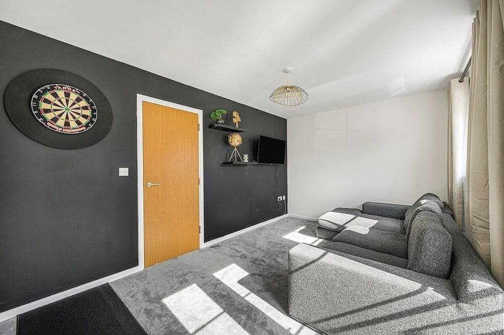 3 Bed Townhouse | Secure Parking | Sleeps 9 in Ipswich, Suffolk