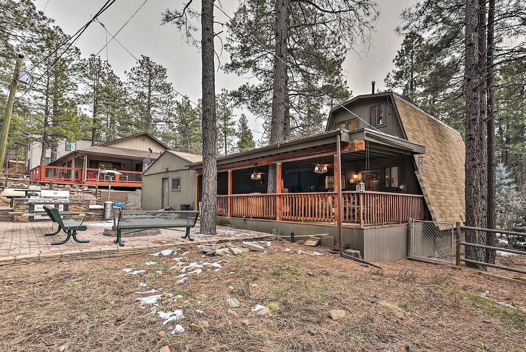 Neu! Munds Park Cabin mit möbliertem Deck & Feuerstelle! in Munds Park, Oak Creek Canyon