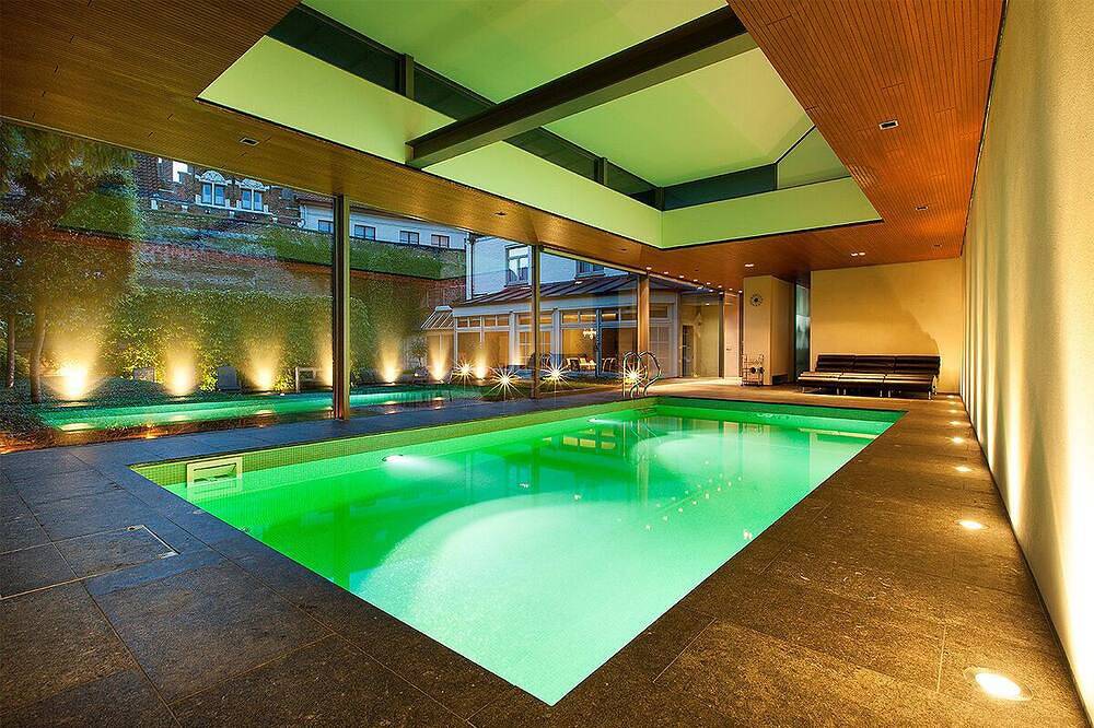Exklusive Villa mit privatem Garten und Hallenswimmingpool im Herzen von Brügge in Brügge, Westflandern