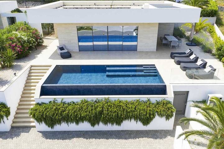 Ferienhaus für 4 Personen, mit Garten und Pool in Tkon