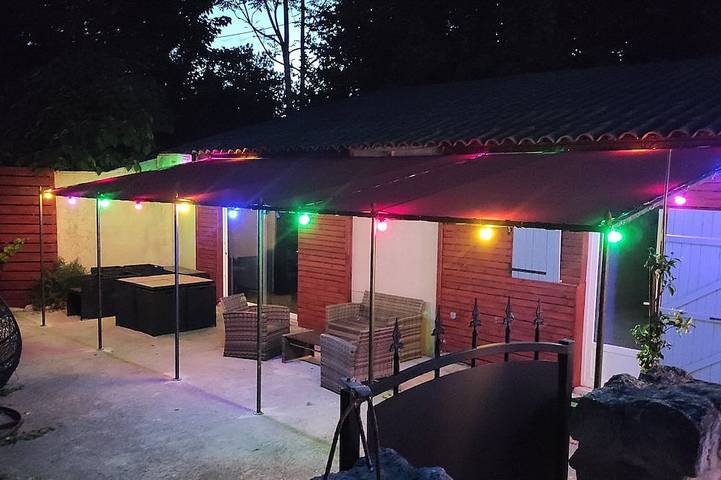 Gîte pour 4 personnes, avec Terrasse ainsi que Jardin et Piscine
