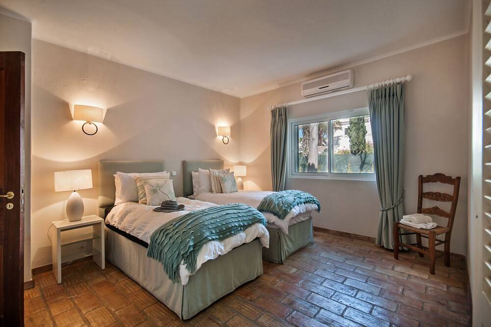 Stunning Villa With Private Heated Swimming Pool, 10 Minute Walk To The Beach in Quinta do Lago, Almancil