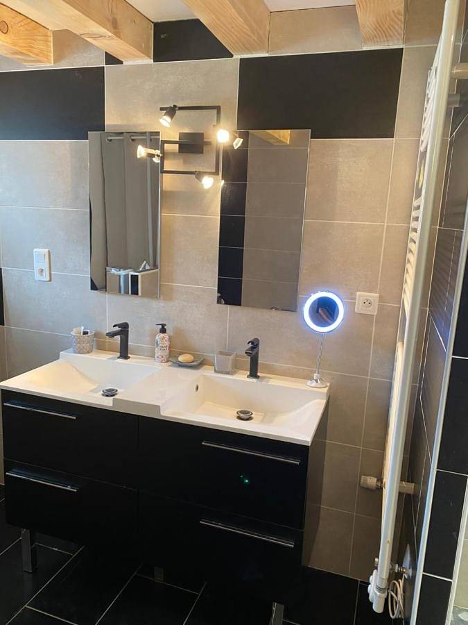 Location de vacances pour 6 personnes, avec jardin et piscine à Gensac-la-Pallue - 4