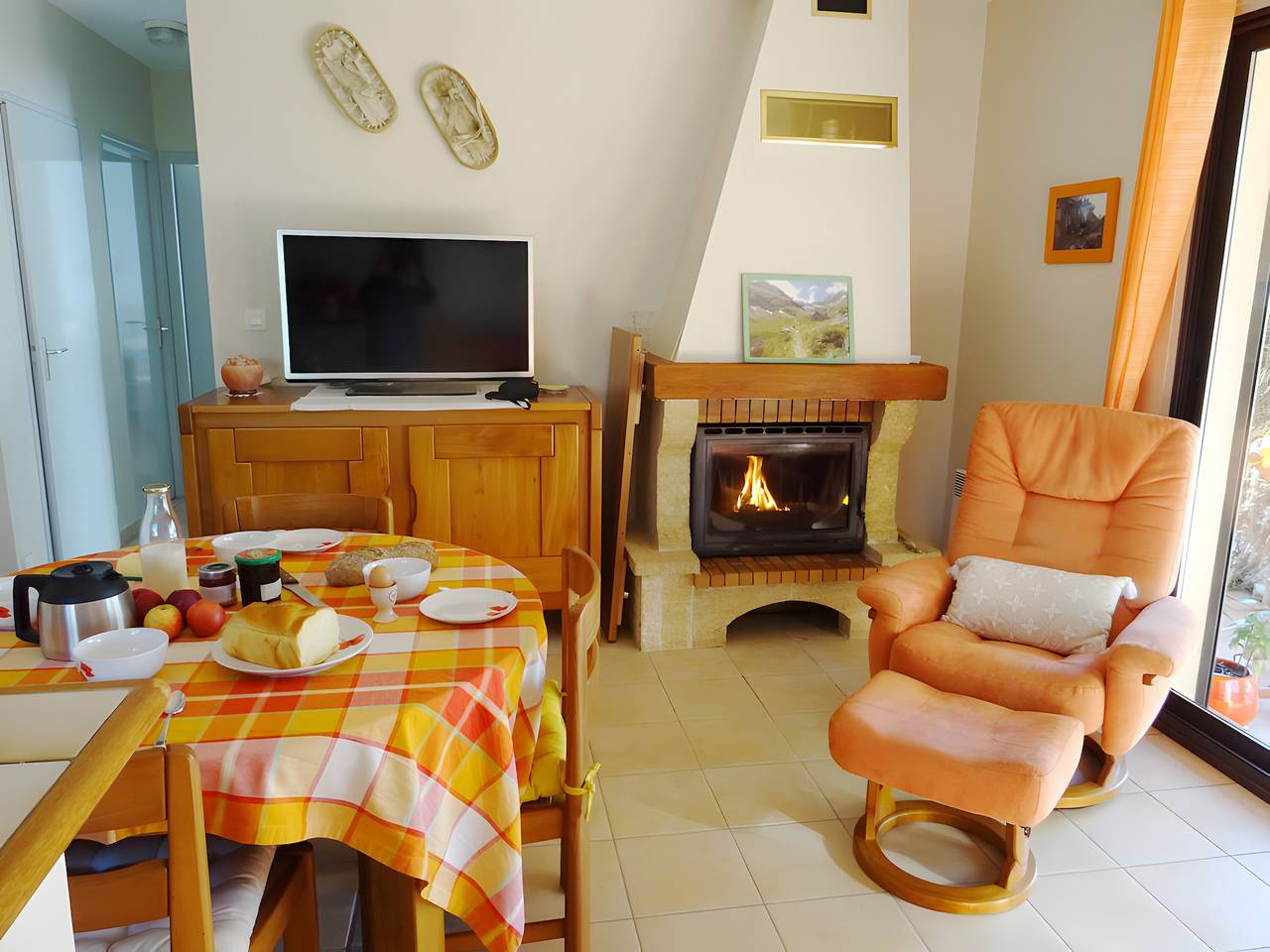 Maison de Vacances 'Au Delà Des Cimes' avec Vue sur la Montagne, Terrasse Privée et Wi-Fi in Villeneuve-de-Rivière, Haute-Garonne