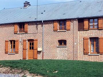 Gîte pour 15 personnes, avec jardin, animaux acceptés dans La Neuville-aux-Joûtes
