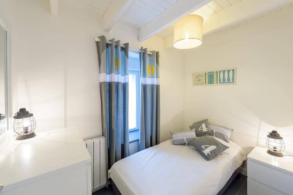 Maison de vacances avec piscine intérieure chauffée in Plouguin, Région de Brest