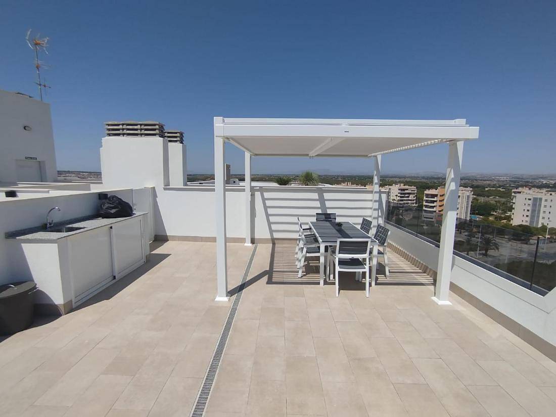 Apartamento entero, Lujoso apartamento de 2 dormitorios en Arenals del Sol con piscina y vistas al mar in Los Arenales del Sol, Elche