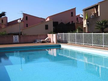 Gîte pour 6 personnes, avec balcon ainsi que piscine et vue, adapté aux familles à Albitreccia