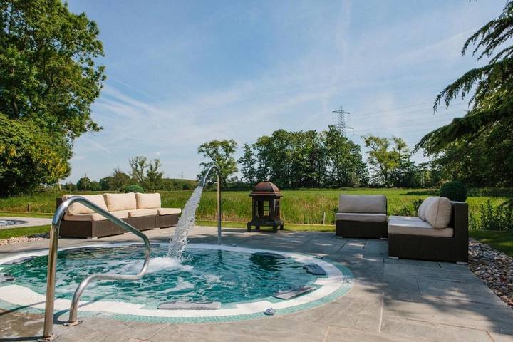 Hotel para 4 personas, con jacuzzi y piscina además de sauna y jardín - 1