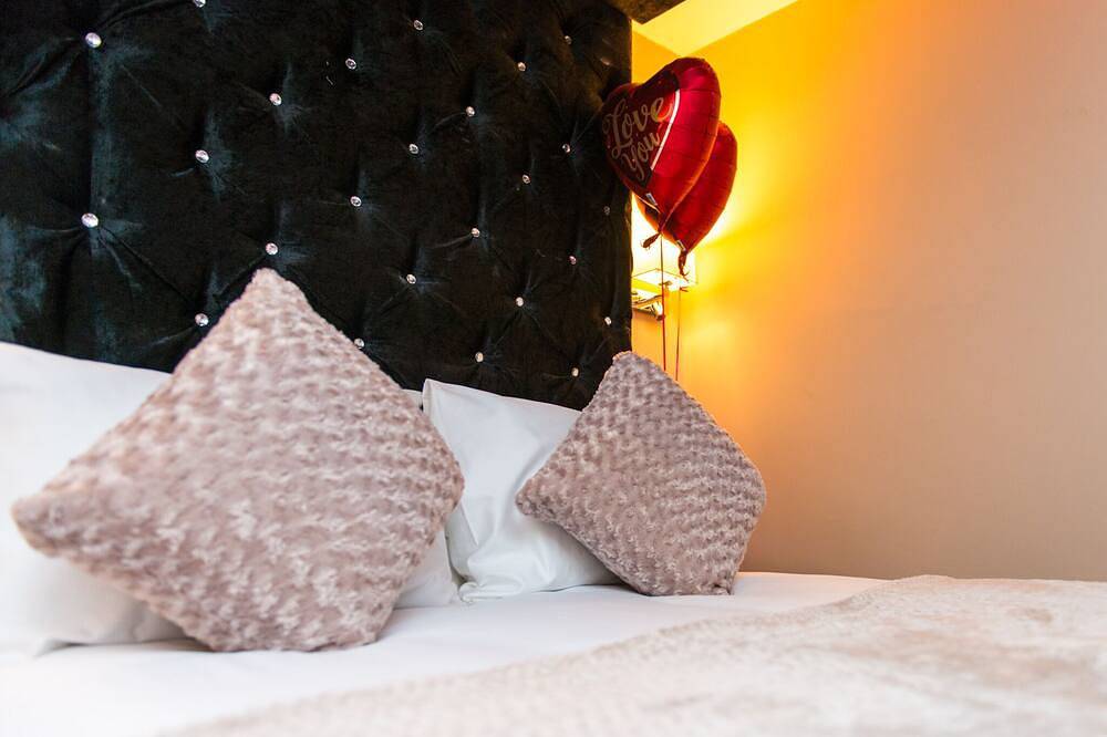 Entire apartment, Aphrodite Suites Orizzonte Suite Hot Tub Apartment in Huddersfield, West Yorkshire