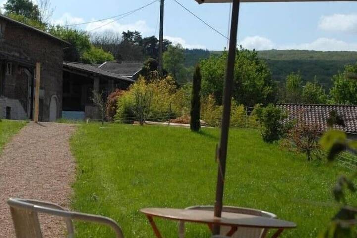 Location de vacances pour 5 personnes, avec jardin à Lournand - 4