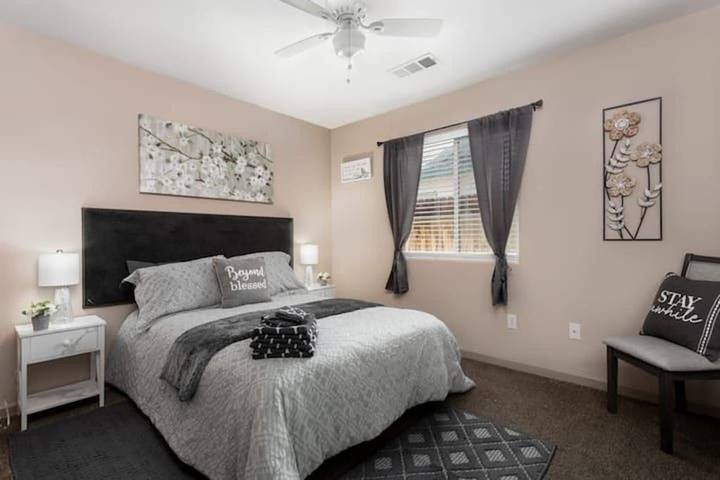 Vacation rental for 10 people, with yard in Bakersfield